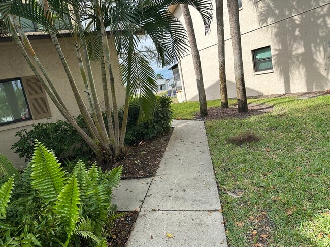 26610 Southern Pines Dr in Bonita Springs, FL - Foto de edificio - Building Photo