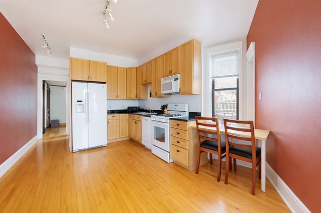 1127 W Patterson Ave, Unit 2 in Chicago, IL - Foto de edificio - Building Photo