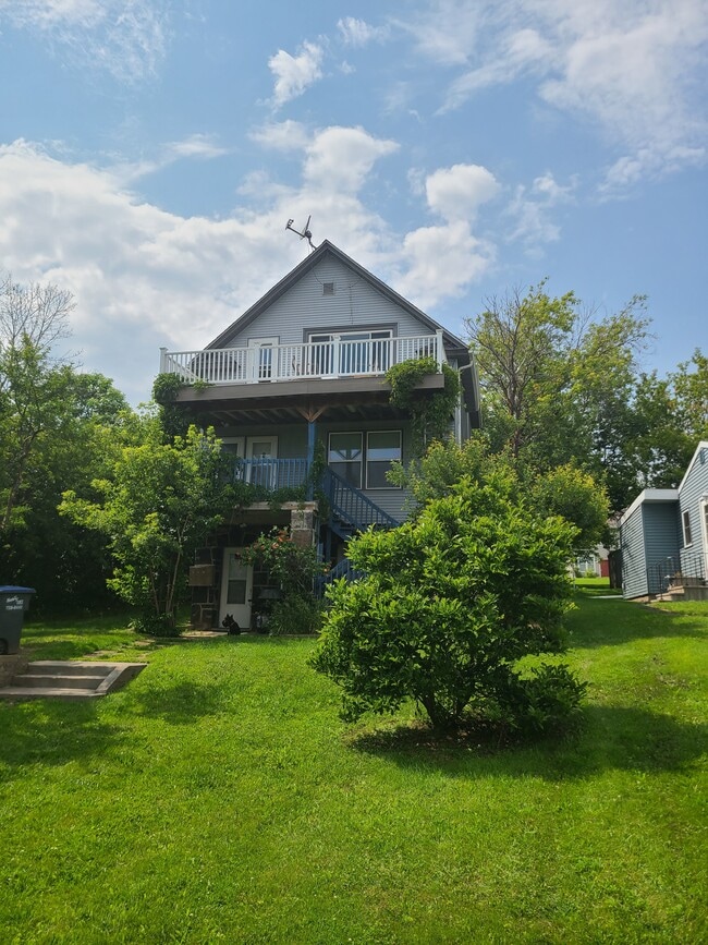 15 E 10th St, Unit 3