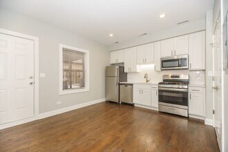 1915 W Irving Park Rd in Chicago, IL - Building Photo - Building Photo