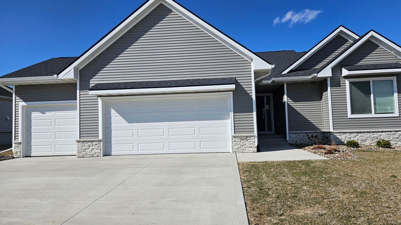 905 Chestnut Dr in Waukee, IA - Building Photo