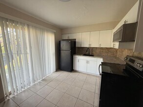 237 W Blue Heron Blvd in West Palm Beach, FL - Building Photo - Building Photo