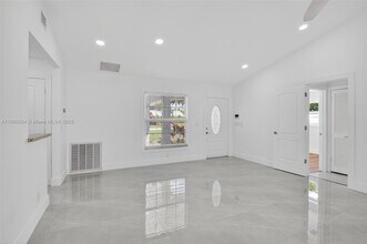 5276 Pine Tree Dr in Delray Beach, FL - Building Photo - Building Photo