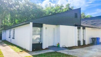 1922 Crystal Grove Dr in Lakeland, FL - Building Photo