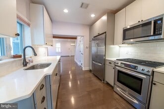 35 Delaware Ave in Lambertville, NJ - Building Photo - Building Photo