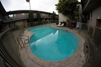 The Hobart Riviera Apartments in Los Angeles, CA - Foto de edificio - Building Photo