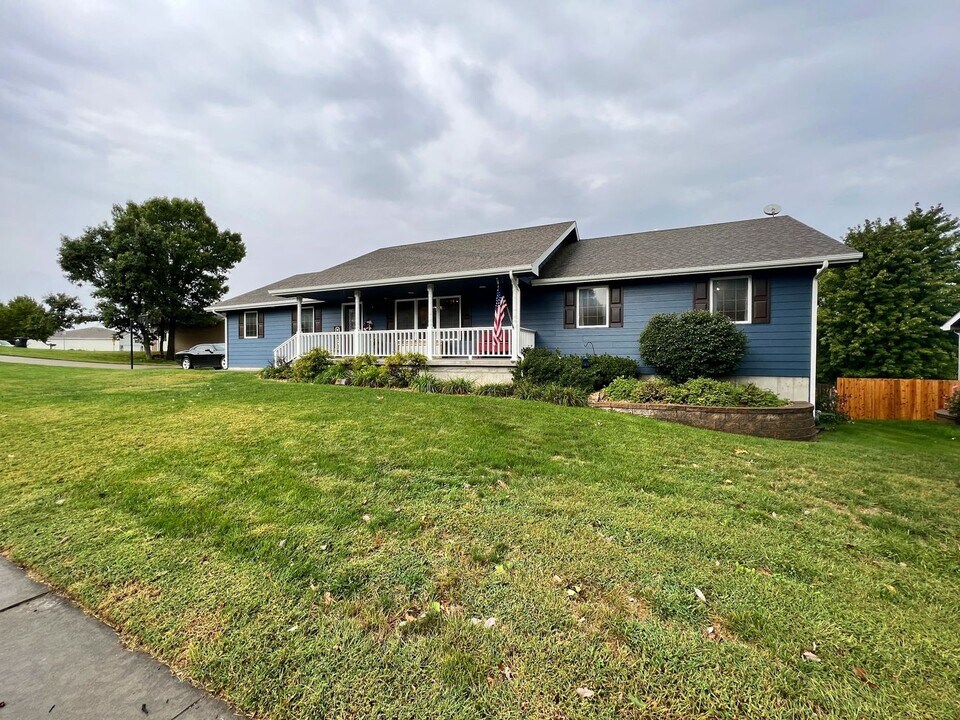 200 Snyder Dr in Saint George, KS - Building Photo