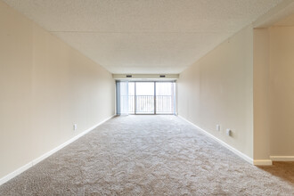 Castlewood Apartments in Lakewood, OH - Foto de edificio - Interior Photo