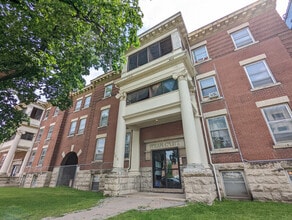 Moxam Court Apartments in Winnipeg, MB - Building Photo - Building Photo