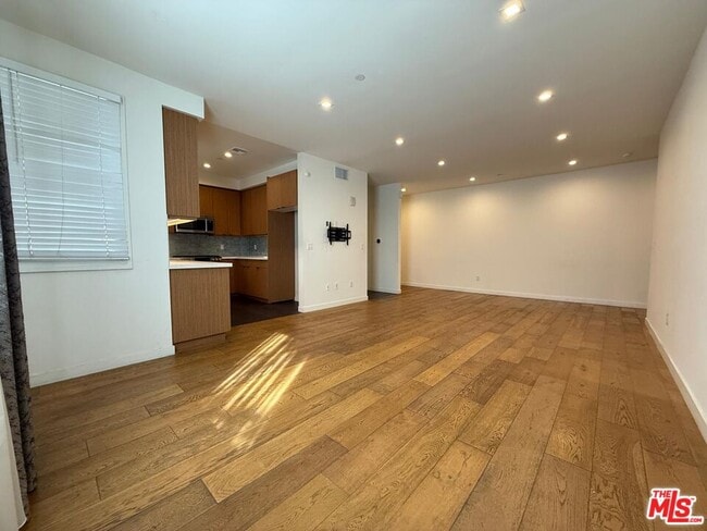 532 W Elk Ave in Glendale, CA - Building Photo - Building Photo