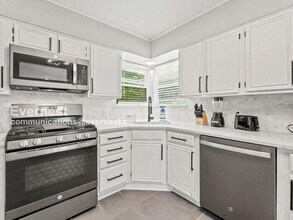 8633 Westglen Dr in Dallas, TX - Building Photo - Building Photo