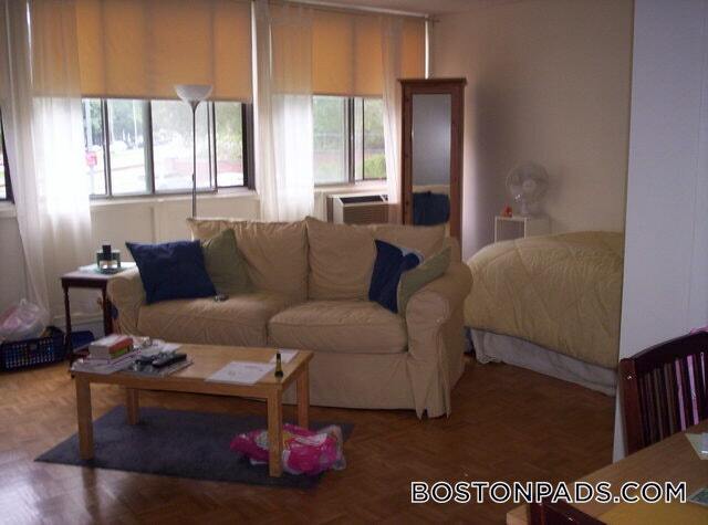 1455 Commonwealth Ave, Unit 214 in Boston, MA - Foto de edificio - Building Photo