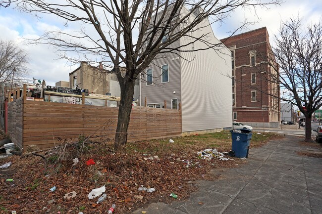 2088 E Cumberland St in Philadelphia, PA - Foto de edificio - Building Photo