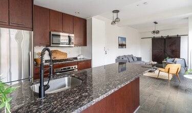 35 Fay St, Unit 401 in Boston, MA - Foto de edificio - Building Photo