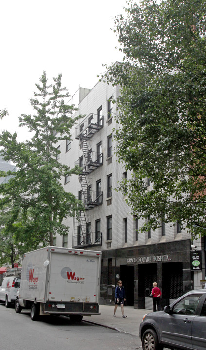 418 E 76th St in New York, NY - Building Photo