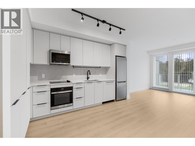 3075 Murray St in Port Moody, BC - Building Photo - Building Photo