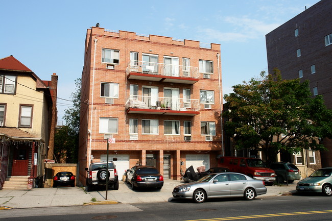 3302-3304 Union St in Flushing, NY - Foto de edificio - Building Photo