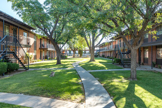 Hilton Place Apartments in El Paso, TX - Building Photo - Building Photo