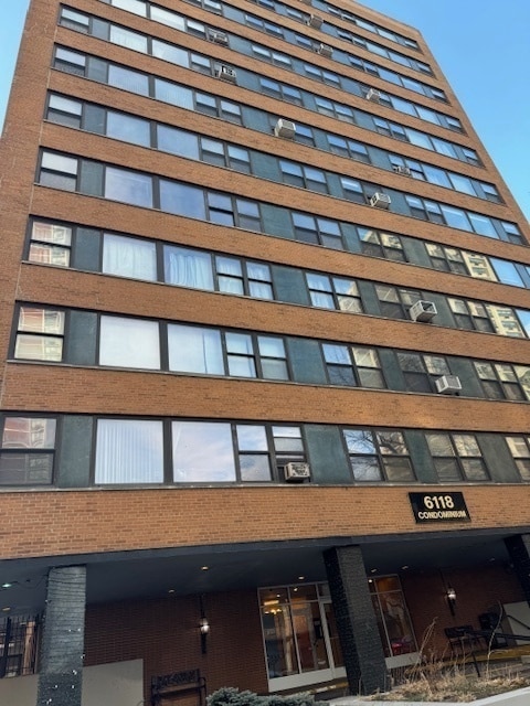 property at 6118 N Sheridan Rd