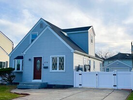 278 Devonshire Dr in New Hyde Park, NY - Building Photo