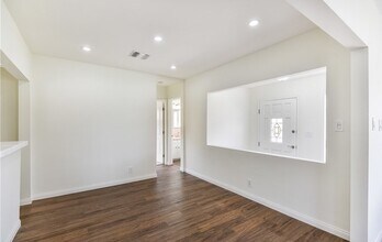 6434 Densmore Ave in Van Nuys, CA - Foto de edificio - Building Photo