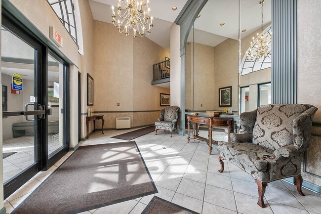 511 Aurora Ave in Naperville, IL - Foto de edificio - Building Photo