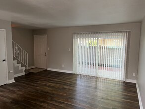 6140 Gloria Dr in Sacramento, CA - Building Photo - Building Photo