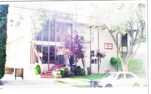 6823 Variel Ave in Canoga Park, CA - Foto de edificio - Building Photo