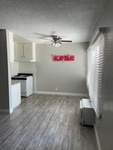 Valley Oasis Apartments in Van Nuys, CA - Foto de edificio - Building Photo