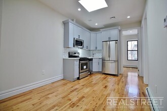 1576 Lincoln Place in Brooklyn, NY - Foto de edificio - Floor Plan