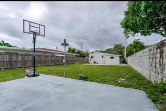 719 NE 38th St in Oakland Park, FL - Building Photo - Building Photo