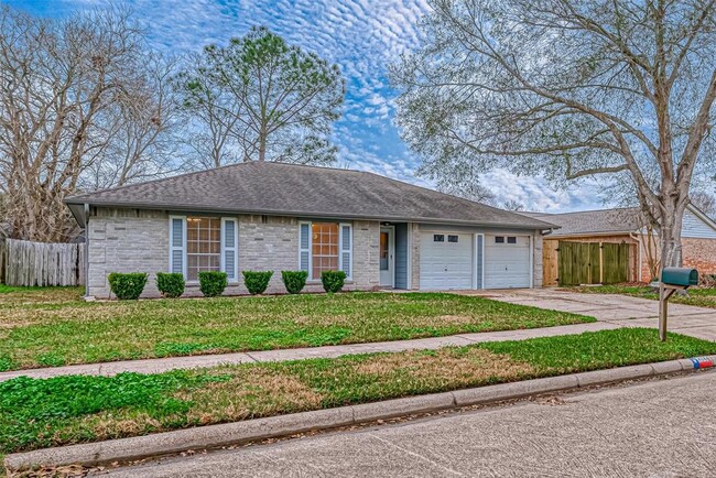 2122 Heritage Colony Dr in Friendswood, TX - Building Photo - Building Photo
