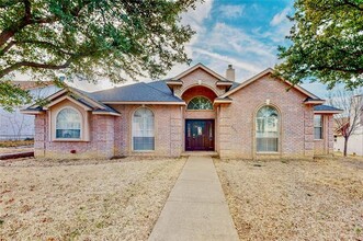 2006 Wellington Dr in Grand Prairie, TX - Building Photo - Building Photo