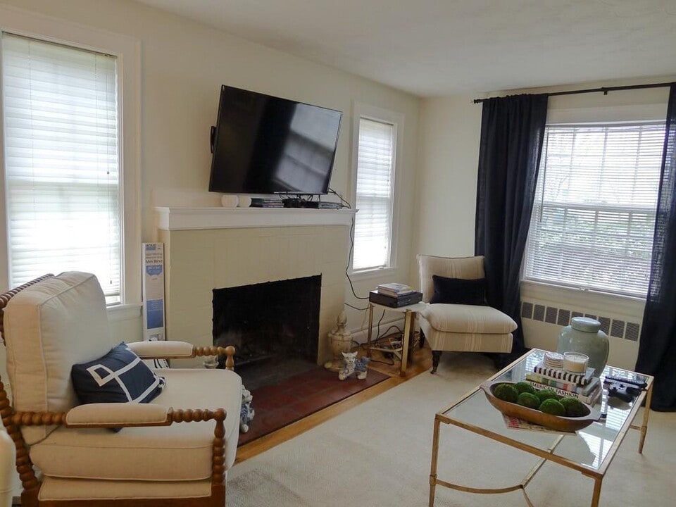 42 Hatfield Rd, Unit 1 in Newton, MA - Building Photo