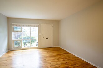 3717 S Corbett Ave in Portland, OR - Building Photo - Building Photo