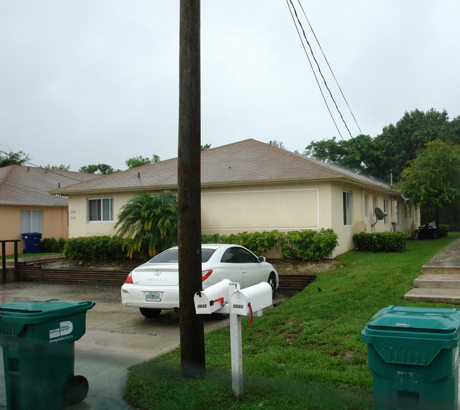 2510-2552 NE 184th Ter in Aventura, FL - Building Photo - Building Photo