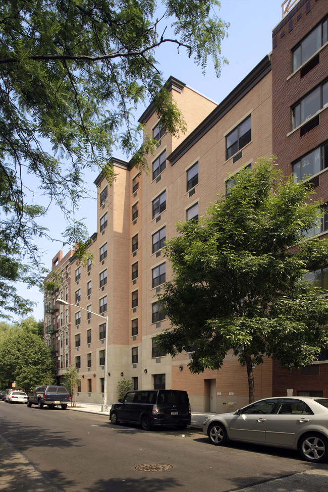 Dona Petra Santiago in New York, NY - Foto de edificio - Building Photo