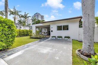 1090 NE 81st St in Miami, FL - Building Photo - Building Photo