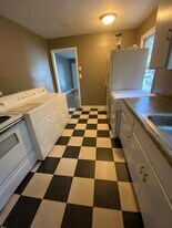 1100 Willowbrook Dr, Unit EP in Greensboro, NC - Building Photo