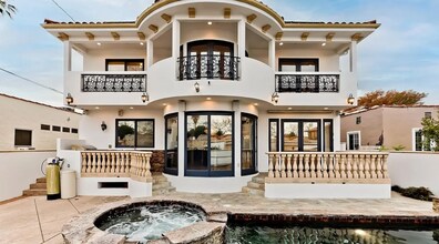 332 S Almont Dr in Beverly Hills, CA - Building Photo - Building Photo
