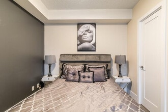 325 Front St W in Toronto, ON - Building Photo - Building Photo