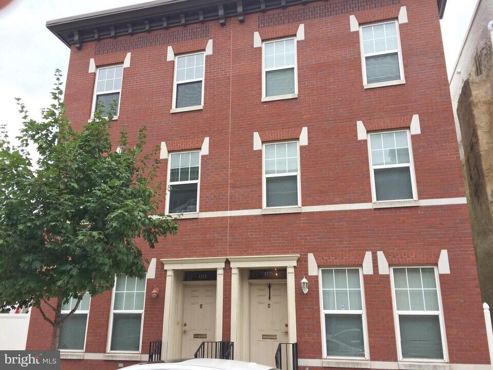 1231 Fitzwater St in Philadelphia, PA - Building Photo