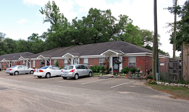 Oak Breeze Apartments in Saraland, AL - Building Photo - Building Photo