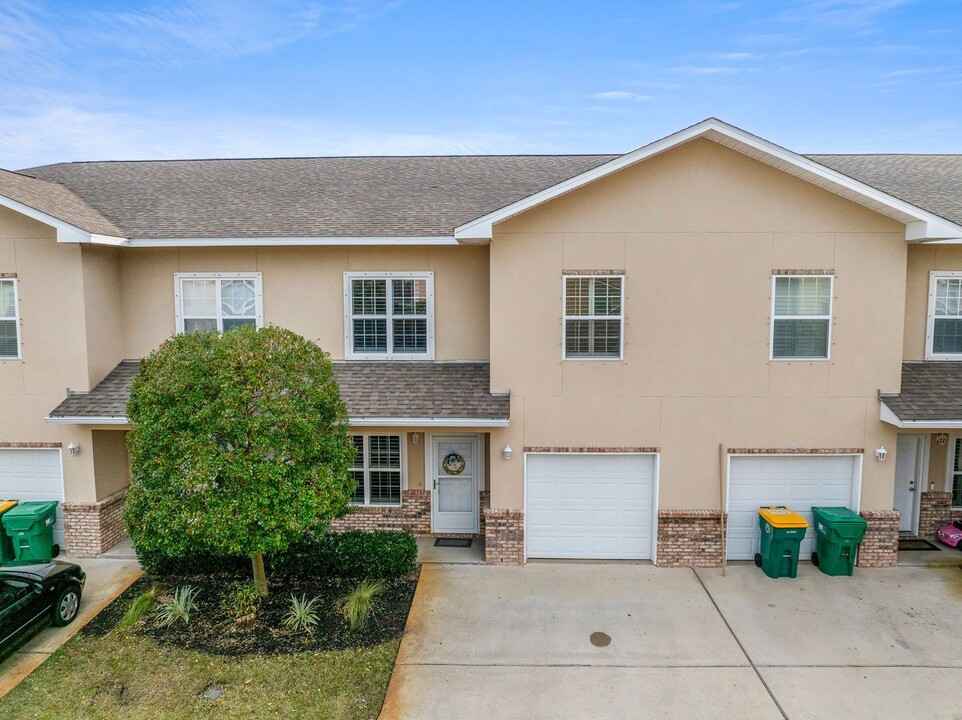 1491 Bentley Cir in Fort Walton Beach, FL - Foto de edificio