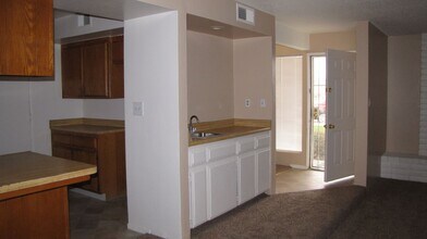 4613 Country Pl Ln in Bakersfield, CA - Foto de edificio - Building Photo