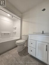 321 Voyageur Pl in Russell, ON - Building Photo - Building Photo