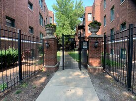 1144 W Pratt Blvd, Unit 2S in Chicago, IL - Building Photo