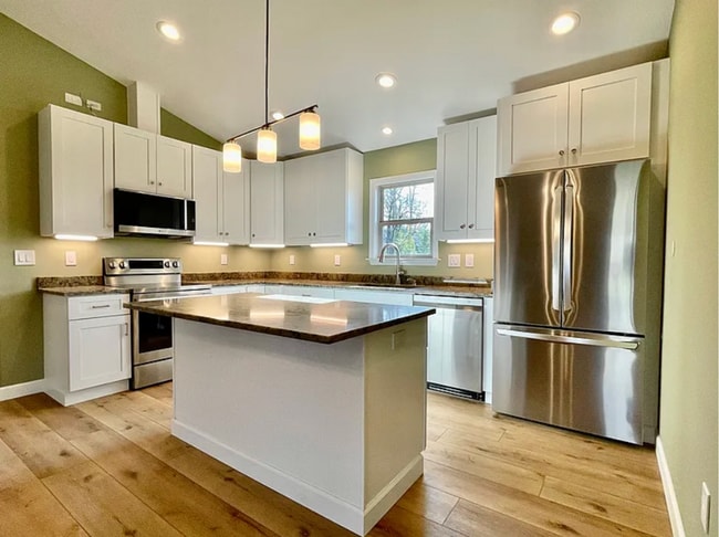 220 Merriman Rd in Hendersonville, NC - Building Photo - Building Photo