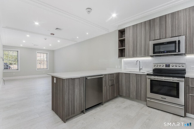 1990 Bronson Rd in Fairfield, CT - Building Photo - Building Photo