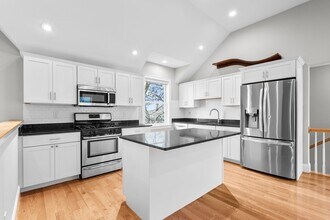 6 Peter Parley Rd, Unit 3 in Boston, MA - Foto de edificio - Building Photo